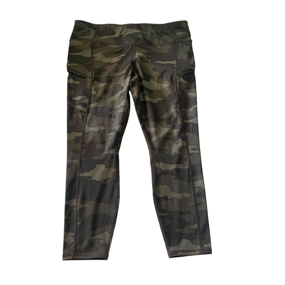 Athleta women's size large petite Green Camouflage Capri leggings